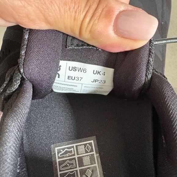 Women's size 6 ON CLOUD worn once - like new on running - Picture 3 of 3